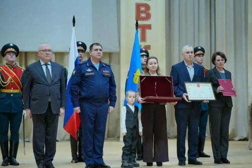 Кировский губернатор вручил в Казани «Золотую Звезду» родным Героя РФ Эдуарда Сабирова