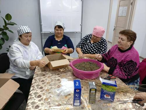 Аромат родных лугов – на передовую: в селе Ковали делают чай и плетут масксети для СВО