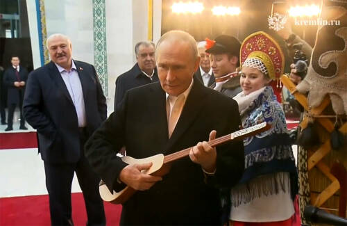 Владимир Путин во время культурной программы в Бишкеке сыграл на комузе