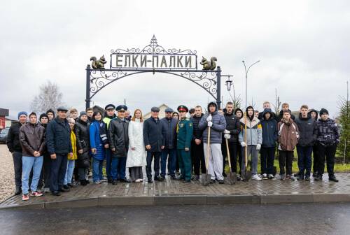 В Алексеевском районе ко Дню народного единства высадили молодые ели в парке «Ёлки-палки»