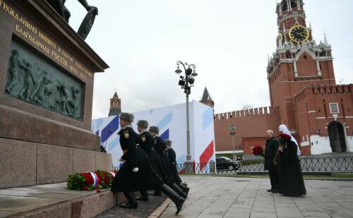 Путин возложил цветы к монументу Минину и Пожарскому