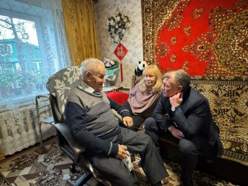 Депутат Госдумы поздравил ветерана Михаила Корнишина со 100-летием