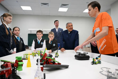Робототехника, сборка БПЛА и IT-полигон: Минниханов открыл две новые школы в Татарстане