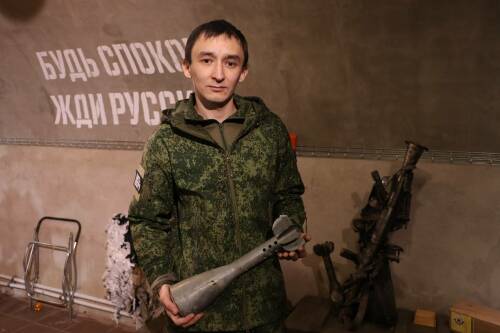 «Такая мина упала рядом со мной»: ветеран СВО стал экскурсоводом музея в Казани