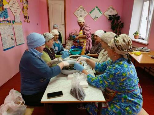 «Пусть согреет, как дом»: новошешминцы собрали посылку для бойцов