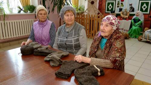 Возраст работе не помеха: альметьевские волонтеры 90+ вяжут носки для бойцов СВО