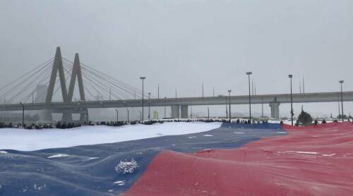 Молодежь Татарстана развернула огромный российский флаг в преддверии Дня Конституции РФ