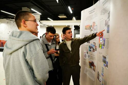 Передвижная выставка «Антифейк» о пропаганде и мифах о России открылась на форуме в РТ