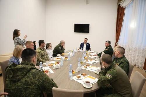 Дамир Фаттахов встретился с бойцами СВО из Бугульмы