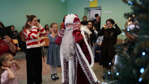 «Единая Россия» организовала новогоднюю елку для детей с ОВЗ и семей участников СВО