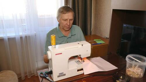 «В надежном тылу»: ветеран шинного завода Нижнекамска шьет для госпиталей СВО