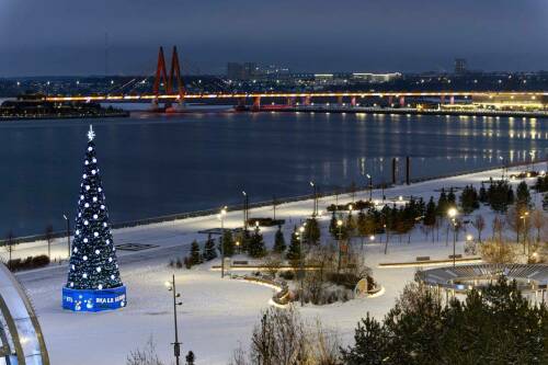 В центре Казани установили новогоднюю елку от ВТБ в «вязаном» стиле