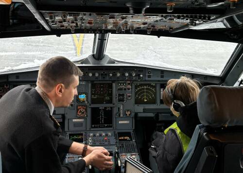 Детдомовцы посетили аэропорт Казани и смогли почувствовать себя пилотами