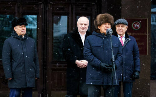 Минниханов вручил ключи от 100 автомобилей муниципалитетам Татарстана