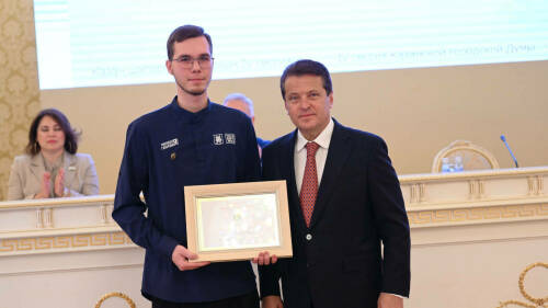 Ильсур Метшин наградил почетным знаком «Волонтер Казани» молодогвардейца из Татарстана