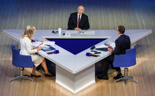 Путин рассказал о поддержке культуры и языков народов России в Год единства