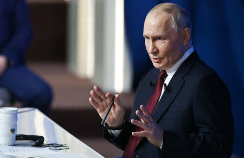 Прямая линия Президента России Владимира Путина длилась более четырех часов. Вопросы касались разных направлений: ход СВО, социальная поддержка, устойчивость экономики, дружба народов – и многих других. «Татар-информ» выделил пять главных тезисов, озвученных Президентом России.