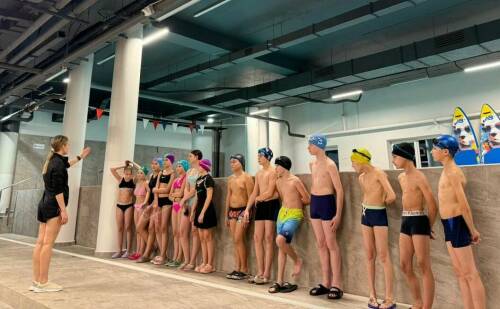 Для детей участников СВО из Бугульмы провели мастер-класс по плаванию в Казани