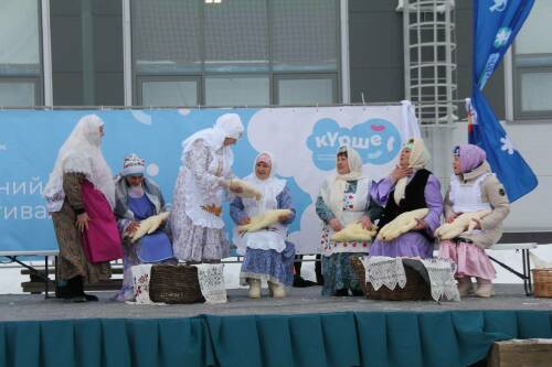 В Муслюмовском районе РТ, в рамках республиканского проекта &laquo;Зима в Татарстане&raquo; и зимнего сезона конкурса &laquo;Күрше&raquo;, в объединенном формате прошли фестивали &laquo;Җиз кыңгырау моңнары&raquo; и &laquo;Каурый төшә карларга&raquo; (&laquo;Мелодии медного колокольчика&raquo; и &laquo;Перья падают на снег&raquo;, прим