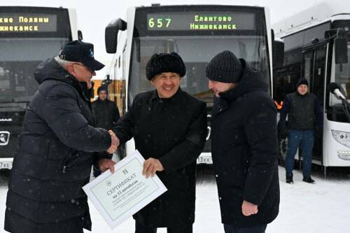 Минниханов передал Нижнекамску 15 новых автобусов большой вместимости