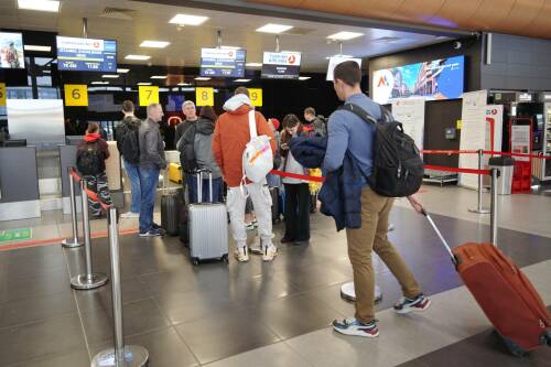 Депутаты Госдумы предложили ограничить наценку на продукты в аэропортах