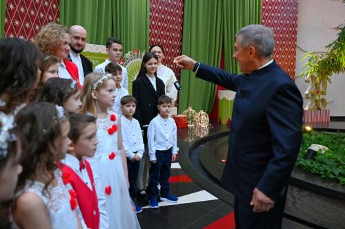 Минниханов вручил двум многодетным семьям из Альметьевска ключи от «Лады Ларгус»