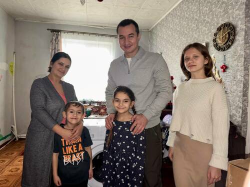 В преддверии Нового года заместитель Премьер-министра РТ Ринат Садыков, курирующий подшефные Татарстану города ЛНР, вместе со своей командой посетил многодетные семьи Лисичанска