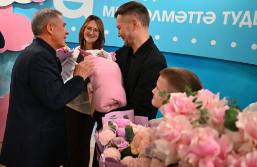 Минниханов в Альметьевске и Нижнекамске: выписка новорожденной, медресе и новые автобусы
