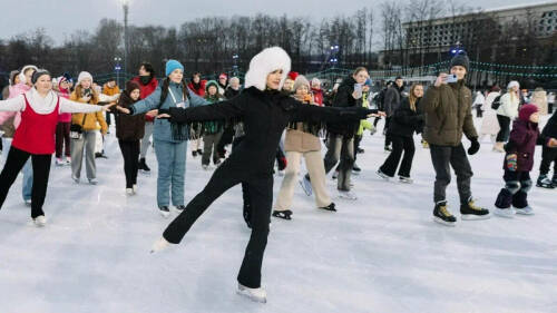 Накануне Алина Загитова открыла серию бесплатных мастер-классов по фигурному катанию на главном катке олимпийского комплекса &laquo;Лужники&raquo; в Москве