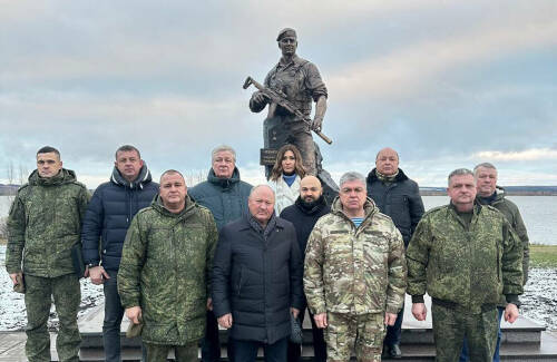 Делегация Татарстана возложила цветы к памятнику Герою России Сергею Чебнёву
