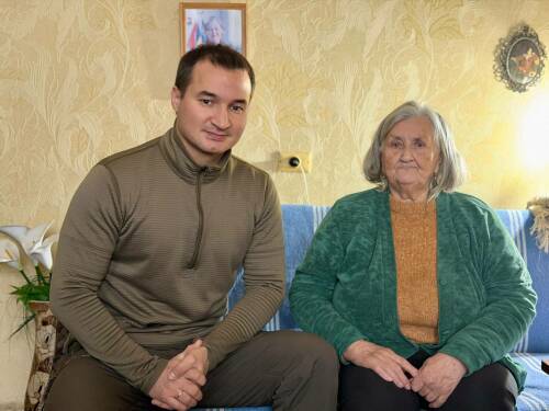 В преддверии Нового года заместитель Премьер-министра Республики Татарстан Ринат Садыков побывал в Лисичанске у ветерана Великой Отечественной войны Галины Лазуренко
