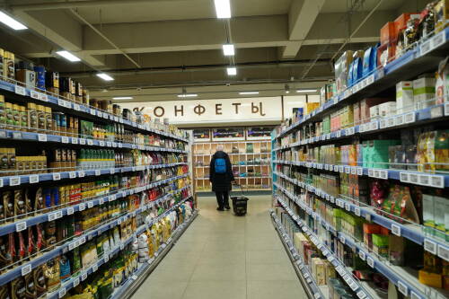 Икра, колбасы и мясо: Роскачество выяснило, что покупают к новогоднему столу заранее