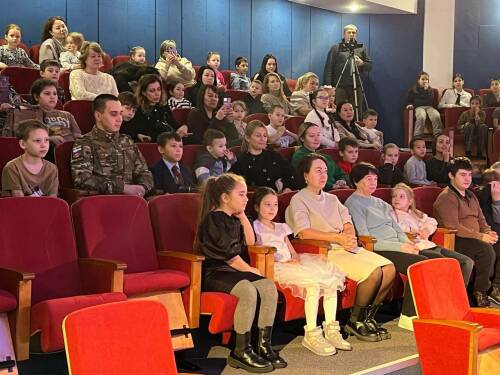 Дети участников СВО стали первыми зрителями обновленного театра кукол в Челнах