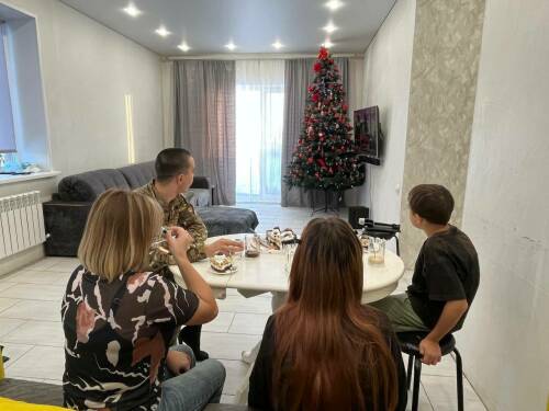 Письма Деду Морозу помогли: боец СВО приехал в отпуск к семье в Челны