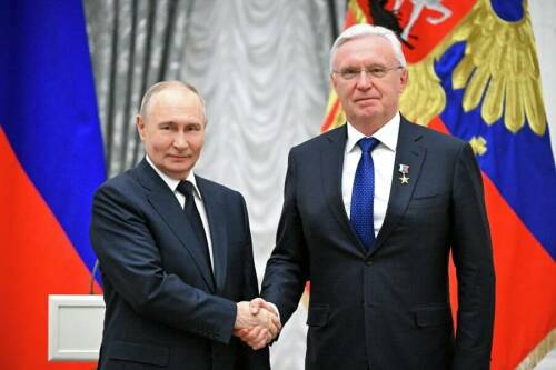 Президент России Владимир Путин вручил генеральному директору КАМАЗа Сергею Когогину звезду Героя Труда РФ