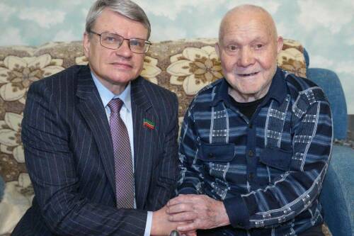 Алексей Созинов поздравил ветерана Великой Отечественной войны с наступающим праздником