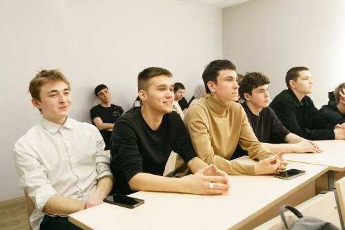 Госдума в первом чтении одобрила расширение эксперимента по упрощенному поступлению в колледжи: теперь особый порядок, позволяющий девятиклассникам сдавать лишь два экзамена, распространится на 12 регионов и будет действовать до 2029 года