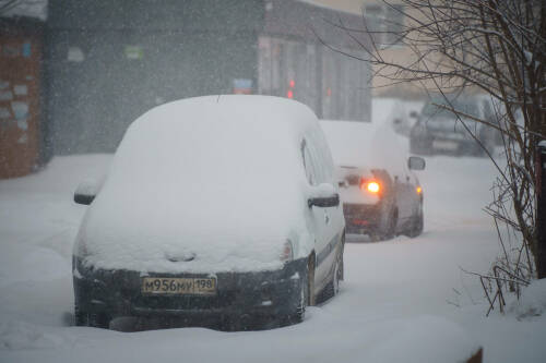 Эксперт предупредил водителей о штрафах за грязные номера и снег на фарах
