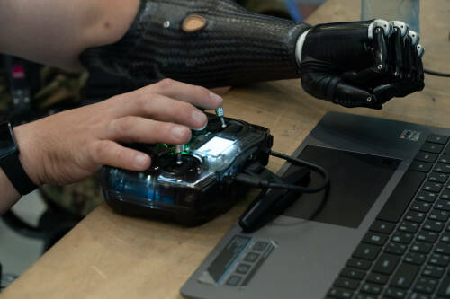 «Умные» протезы и команды дому голосом: как в РТ помогают ветеранам с инвалидностью
