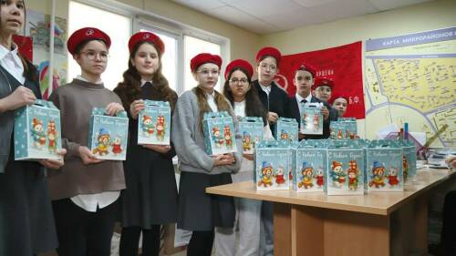 «Чтобы у них было настроение»: школьники Нижнекамска приготовили подарки для бойцов СВО