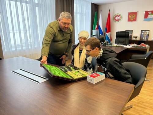 Глава Верхнеуслонского района вручил юному чемпиону по шахматам новогодние подарки