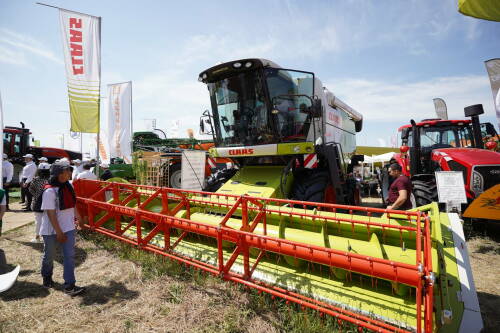 Хозяйства Татарстана за год купили 305 тракторов и 139 комбайнов