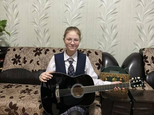 Получившая гитару от Раиса РТ школьница рассказала, что ее папа – боец СВО научил играть