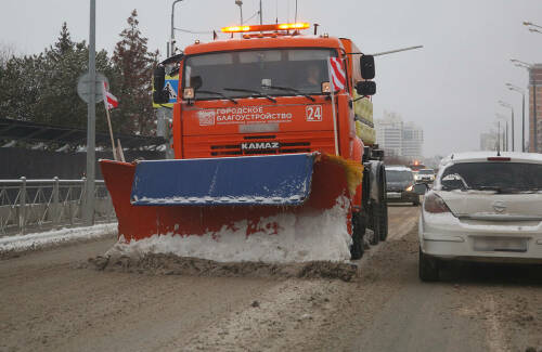 В Татарстане дорожники и организации жилищно-коммунальной сферы готовы к бесперебойной работе в период новогодних праздников. Дорожные службы запаслись противогололедными материалами и подготовили спецтехнику для борьбы со снегом, а коммунальщики особое внимание уделяют теплоснабжению многоквартирных домов. Подробнее – в материале «Татар-информа».