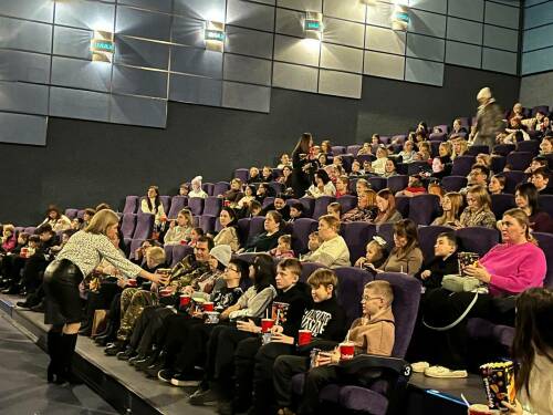 Семьям участников СВО из Челнов и Тукаевского района организовали кинопоказ и угощения