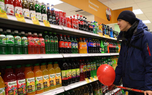 Фруктовый сок, бабл-чай и энергетики: антирейтинг напитков по версии гастроэнтеролога