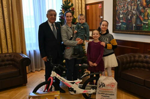 Фарид Мухаметшин исполнил новогодние желания детей из многодетной семьи в Казани