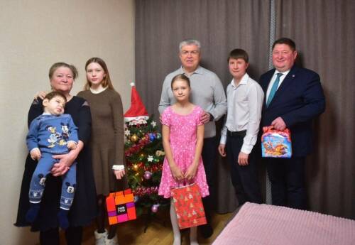 Наиль Магдеев поздравил многодетную семью с наступающим праздником