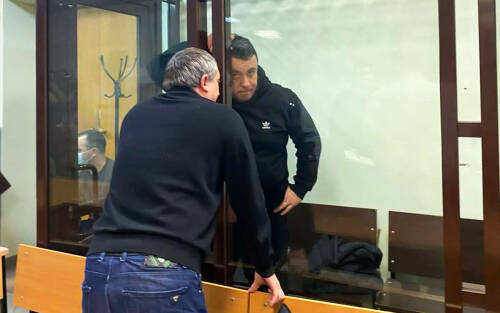 Предлагал знакомым вложить деньги в совместный бизнес и кидал их – следствие полагает, что именно по такой схеме Евгений Маркин обманывал своих жертв. Сам он уверяет, что никакого обмана не было, а всего лишь его постигли неудачи, за которыми последовал крах бизнеса. Теперь в этой истории предстоит разобраться следствию.