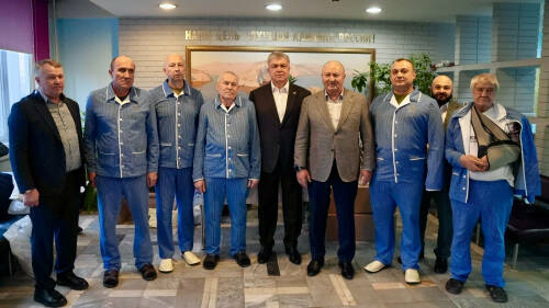 Полпред РТ в РФ навестил раненых военных в госпитале имени Бурденко